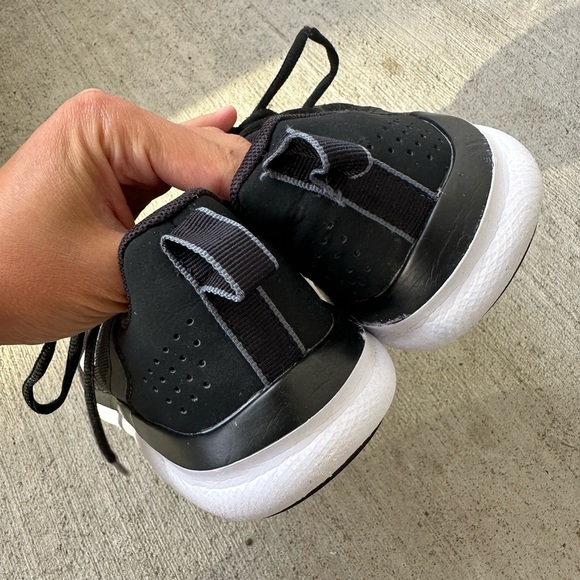 Under Armour Charged Assert 9 Black Youth size 4Y - Picture 3 of 9